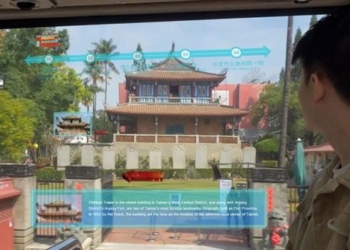 smart car window displays information about roadside points 132019