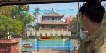smart car window displays information about roadside points 132019