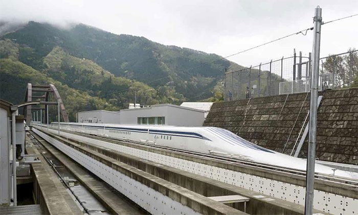 High-temperature superconducting maglev trains are energy-efficient and environmentally friendly.