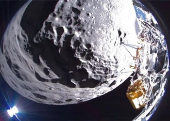 the boat of the american company was flipped over after striking the moon 132854