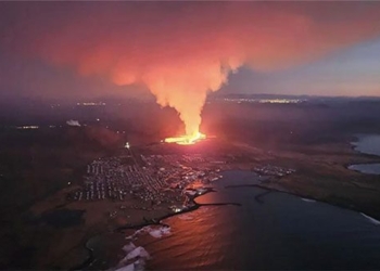 the town in iceland faces collapse after volcanic eruption 132525