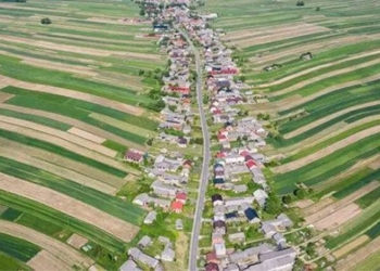 the village beautiful like a painting only has one road 127246