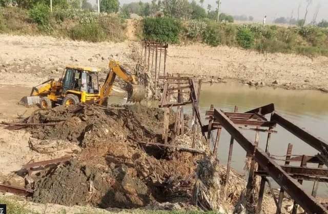 After dismantling the bridge, the thieves sold the removed metal pieces to a recycling facility.