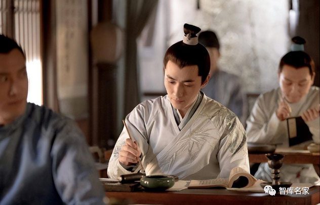 After passing the tú tài examination, one could become an official.