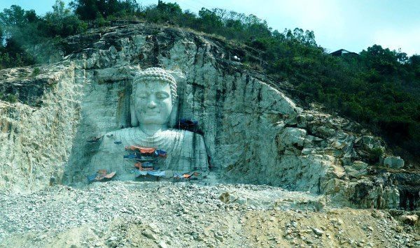 The 81m tall seated Shakyamuni Buddha statue on a 5,500 m2 plot