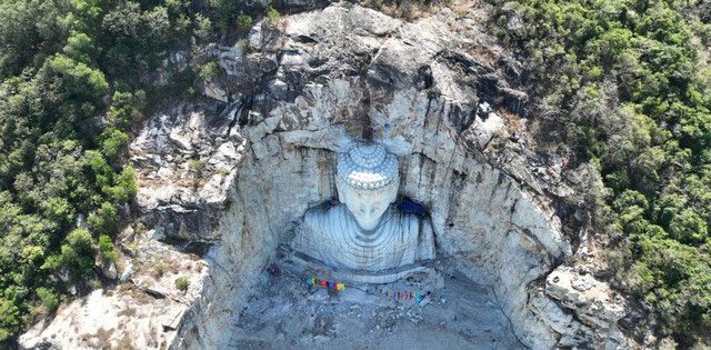 The Shakyamuni Buddha statue being constructed on Sam Mountain