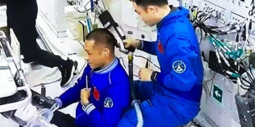 video astronaut china cuts hair on space station tianhe 131733