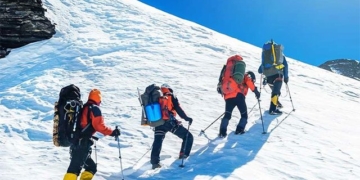 why climbing to the top of everest must begin at midnight 131832