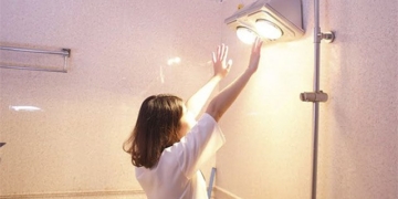 why you need to turn on the light before entering the bathroom in winter many people do it but not everyone knows 131703