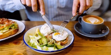 why you should not eat eggs and drink coffee at the same time 131547