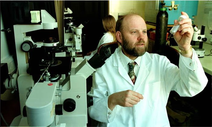 Ian Wilmut at the Roslin Institute, Edinburgh, in 1999