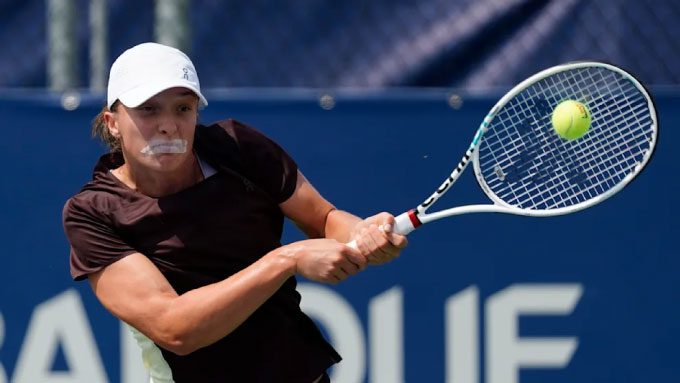 Tennis player Iga Swiatek tapes her mouth while training for the Canadian Open.