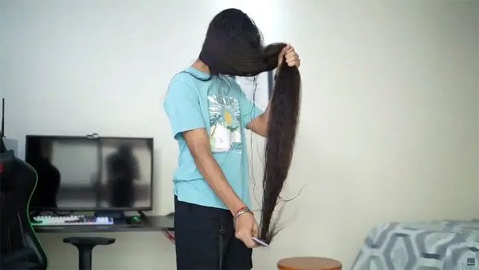His hair measures 146cm.