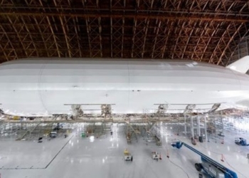 airplane returning when 124m landing for the first time 130697