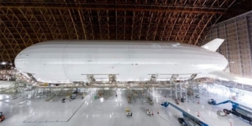 airplane returning when 124m landing for the first time 130697