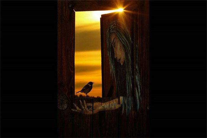 Julian Fernández Quiles with his piece "Dawn at the Farm Gate".