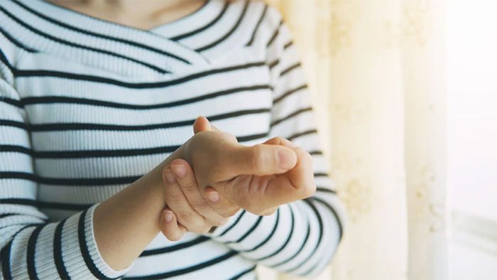 Fist clenching exercise helps relieve wrist and finger strain.