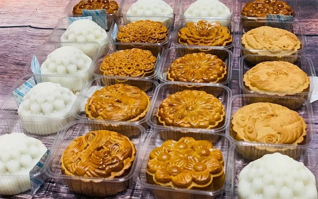 Healthy mooncakes are sold for around 100,000 VND each.