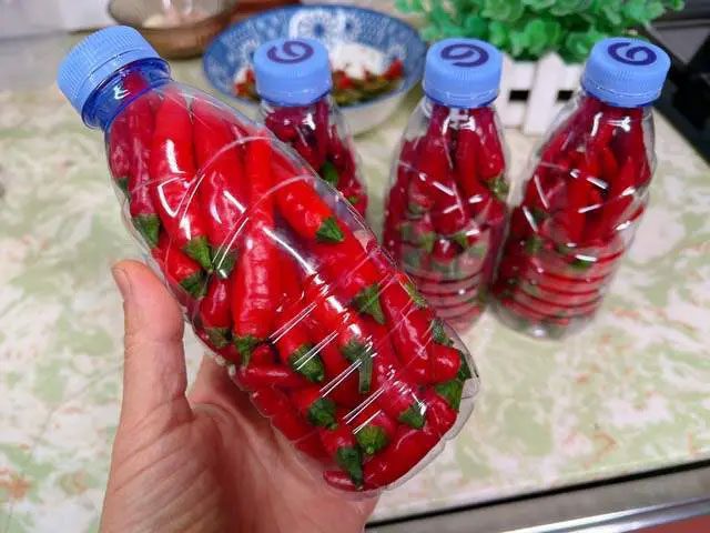 Use plastic bottles to store chili peppers in the refrigerator.
