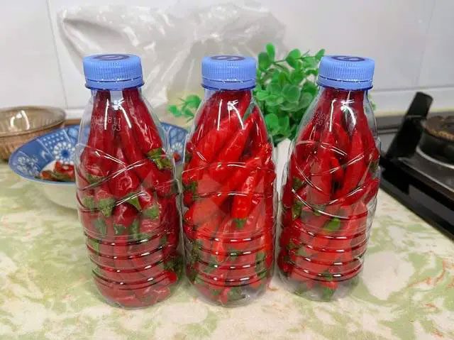 Cooking oil will help keep chili peppers fresh longer.