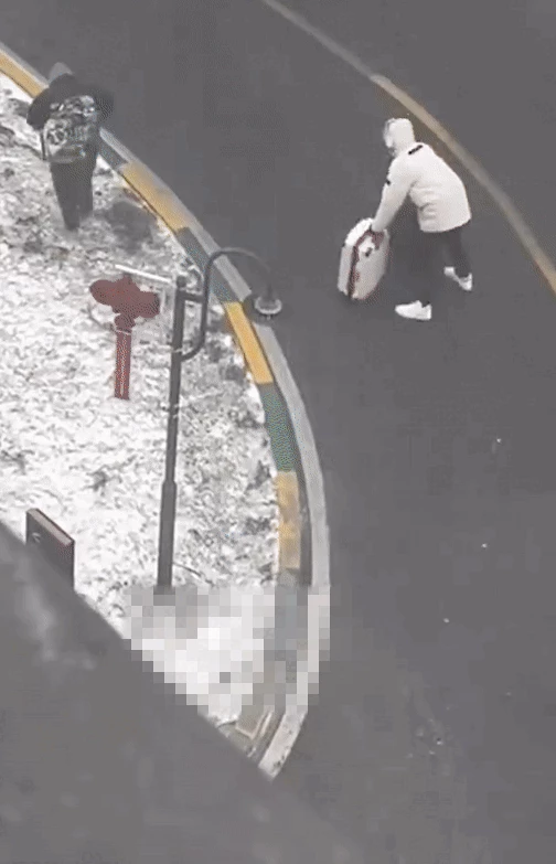 Many face difficulties traveling in the cold in China