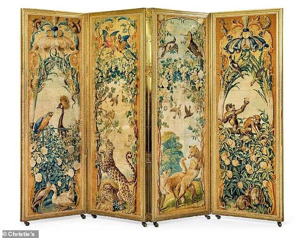 A precious item from King Louis XV Savonnerie