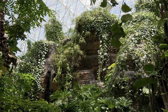 Biosphere 2 is not only a scientific research site but also a tourist attraction and educational center.