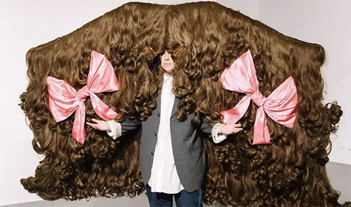 The wig measures 2.58 meters in width.
