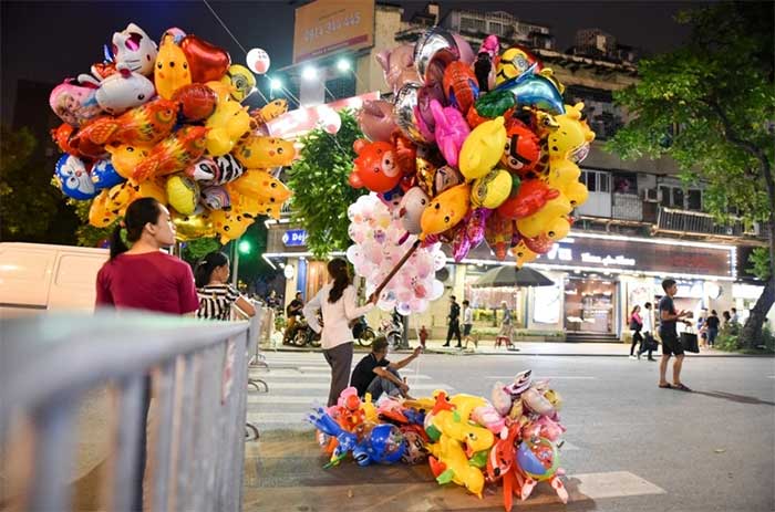 Do not stand near large clusters of balloons sold on the street