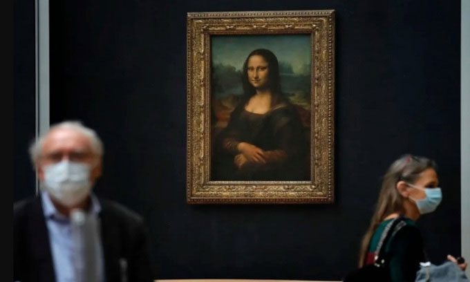 The Mona Lisa painting displayed at the Louvre Museum.