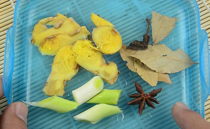You can add green onions and ginger to eliminate the fishy smell from old oil.
