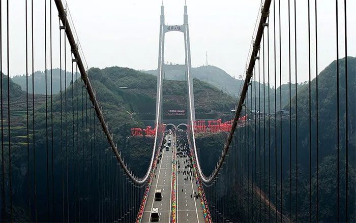 The main cables of Aizhai Bridge have a diameter of 85 cm with 169 steel wires.