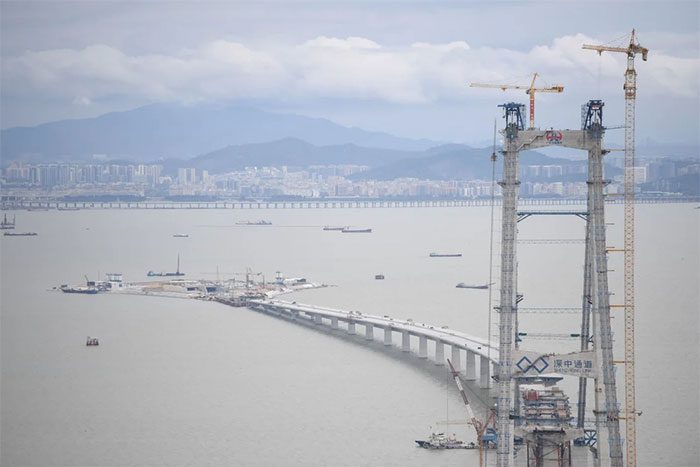 The Shenzhen-Zhongshan bridge project includes an underwater tunnel.