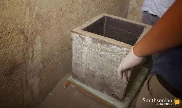 Archaeologists found a chest with many hieroglyphs in the tomb.