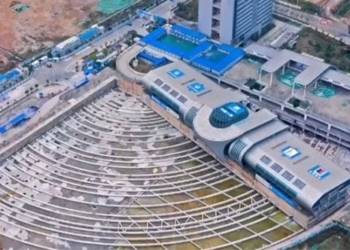 chinese engineers move 30 000 ton bus station 130827