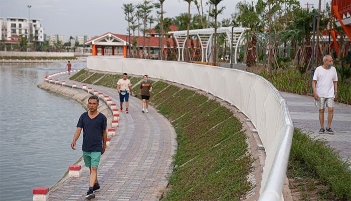 Ngoc Thuy Park has many paths for residents to choose from when exercising