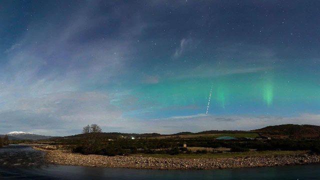 Amidst the aurora, a white light appeared due to the strange object cutting through the sky