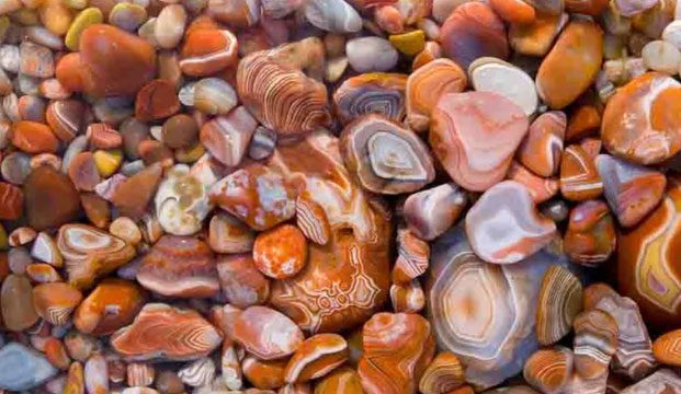 The gemstones in Agate Lake are valued at up to 2 billion USD.