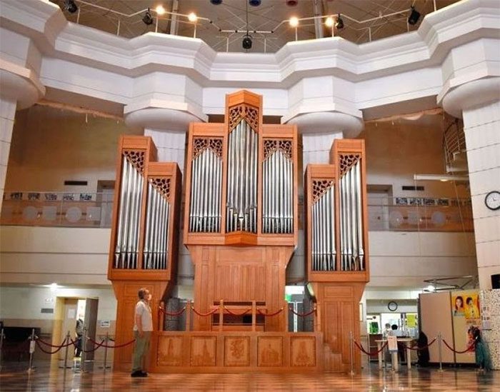 Grand pipe organ.