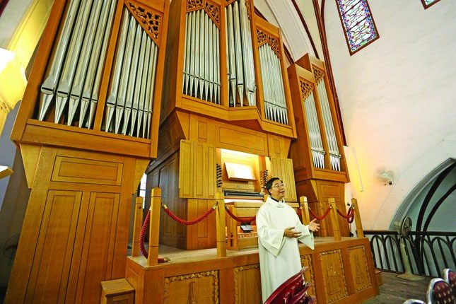 Father Anton Nguyen Van Thang introducing the organ.