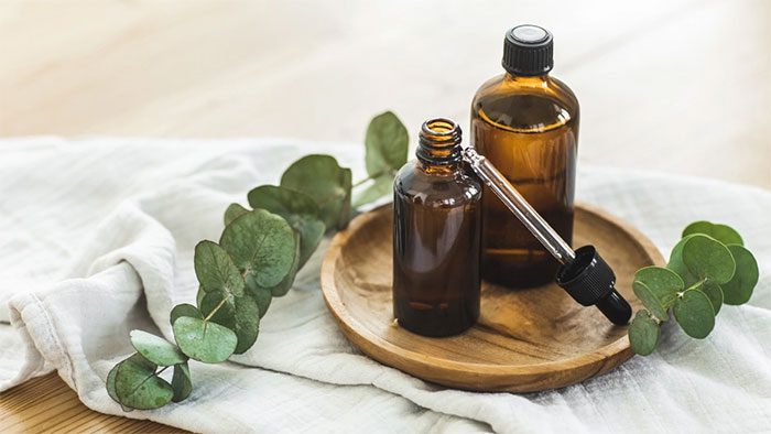 Eucalyptus oil helps warm the chest and reduce cough.