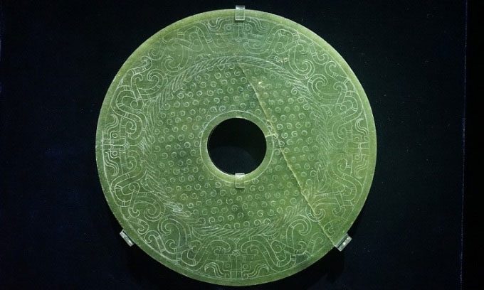 Jade disc carved with a dragon unearthed in Yunnan.