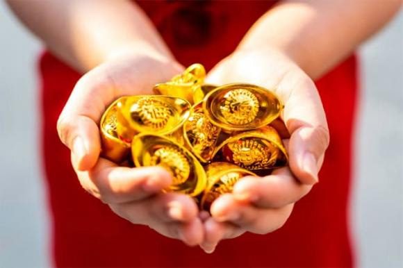Biting directly into gold has been common for its high convenience.