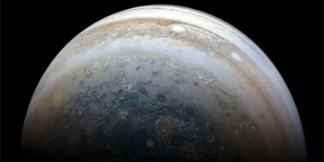 discover salt and organic matter on the surface of the moon of sirius 130731