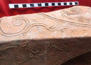 discovery of rare antique tiles over 600 years old in the vua ho temple 130919