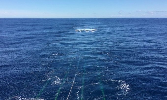 Seismic imaging device towed behind research vessel