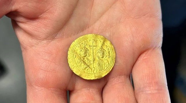 The reverse side of the recently discovered gold coin