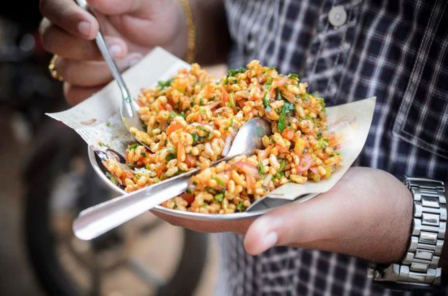 We need to stop the habit of using newspapers to wrap food to protect our health.