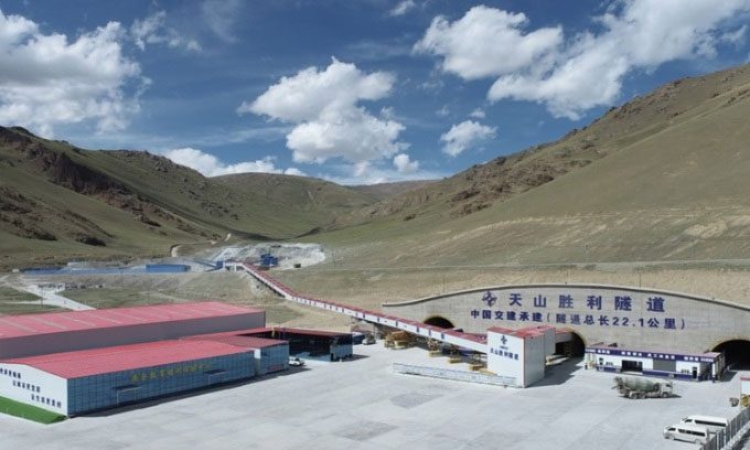 The Tianshan Victory Expressway Tunnel is under construction.