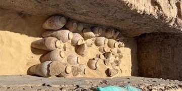 egyptian archaeologists discover 5 000 year old wine jar in sohag province 130148
